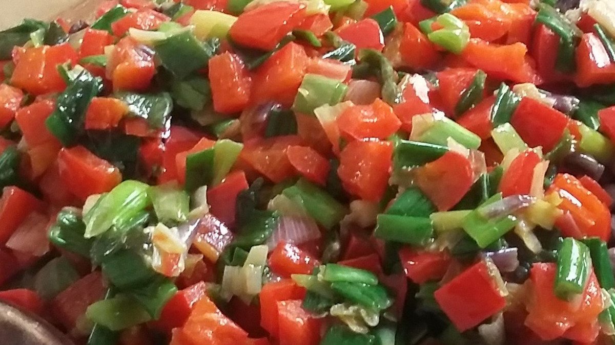 salteado de ajo, morron y verdeo