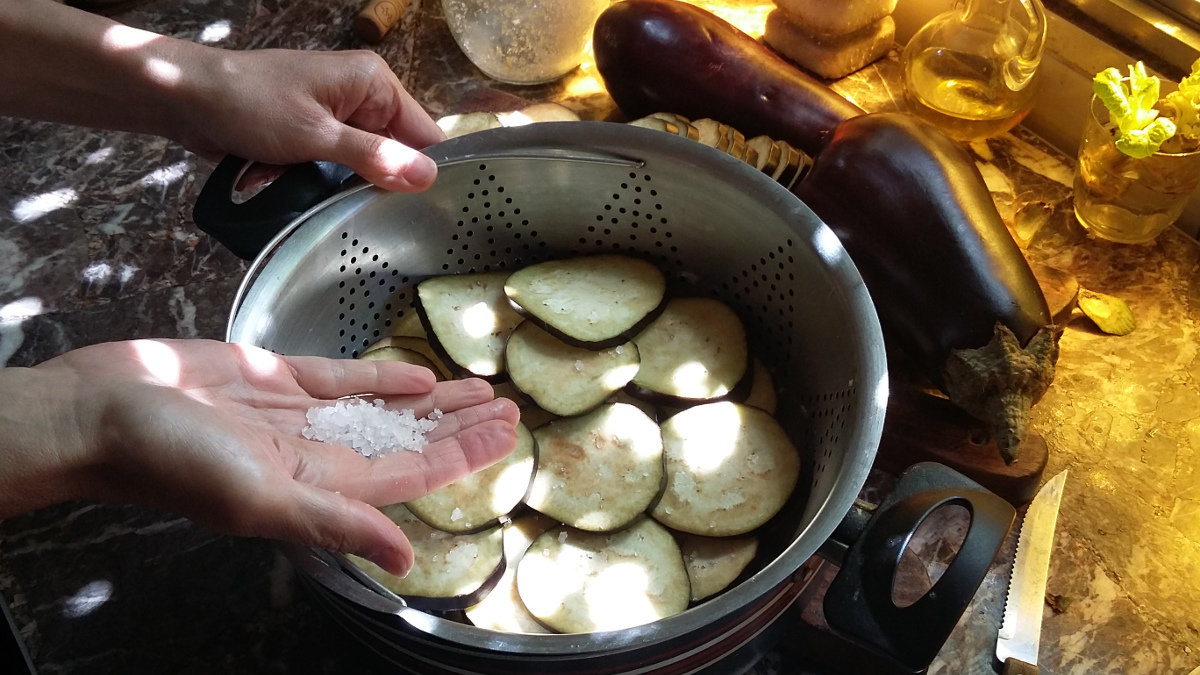 Espolvorear las berenjenas con sal gruesa