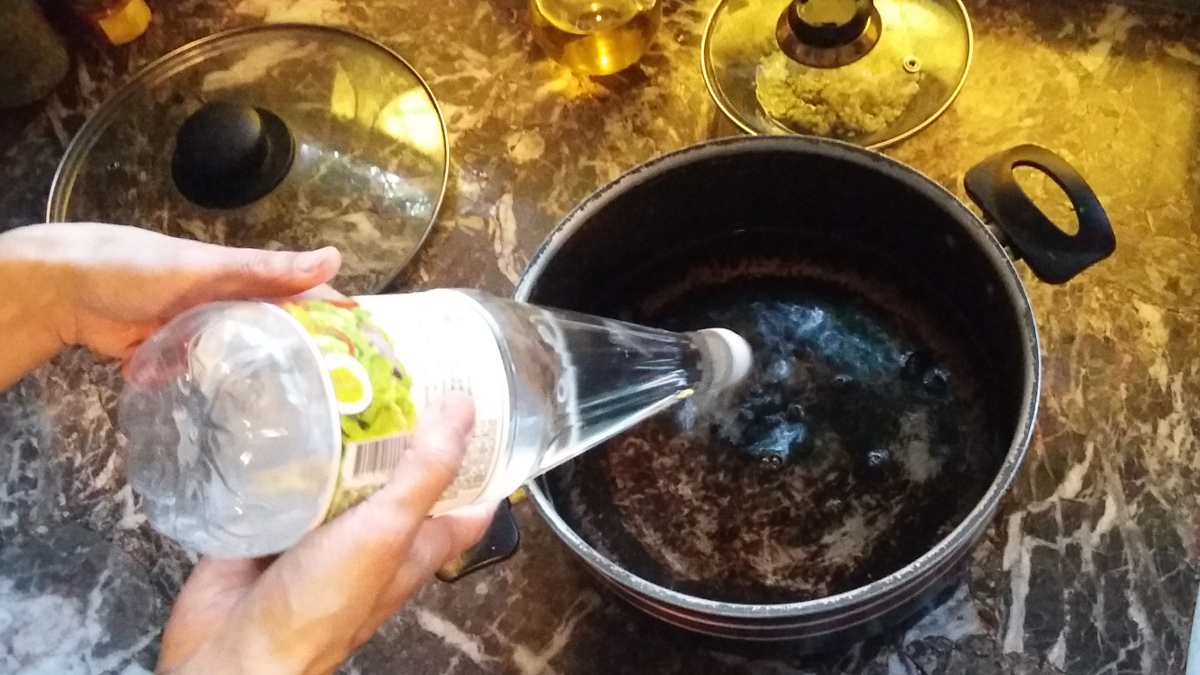 Poner agua y vinagre