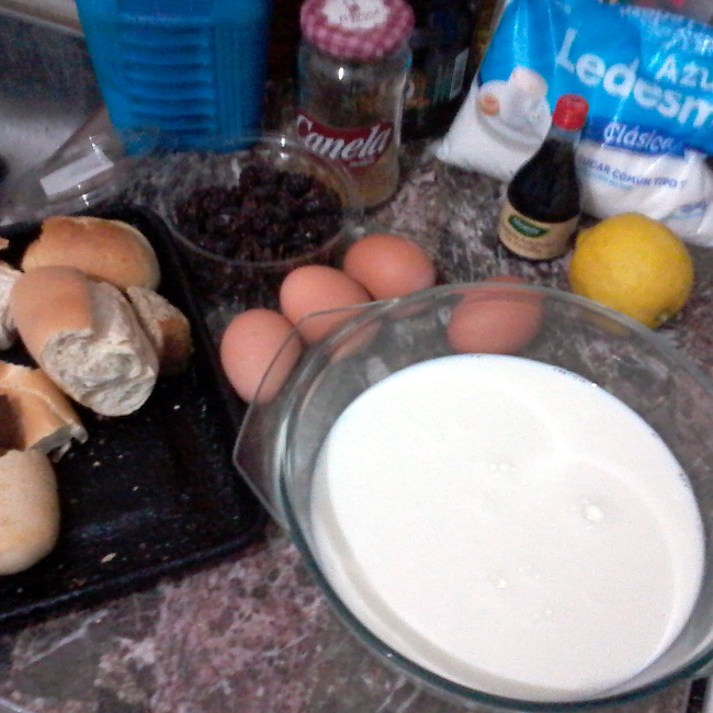 Foto de los ingredientes del budín de pan